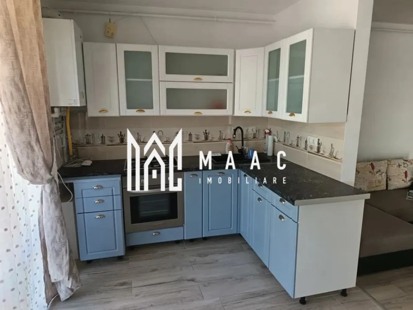 Apartament 3 camere | Etaj 1 | Parcare I Arhitecților - MAAC Imobiliare vă propune spre închiriere un apartament de 3 camere, situat în Cartierul Arhitecților. Locuința decomandată cuprinde: hol, bucătărie open-space, living cu acces pe primul balcon, 2 dormitoare cu iesire in cel de al doilea balcon, baie. Aferent-loc de parcare. Se predă mobilat și utilat. Pentru animale de companie se percepe un adaos la chiria lunara, de 50€. Se percepe garanție în cuantumul unei chirii lunare. Disponibil imediat. Pentru mai multe detalii, vă rog mentionați ID:CP2855450 }}