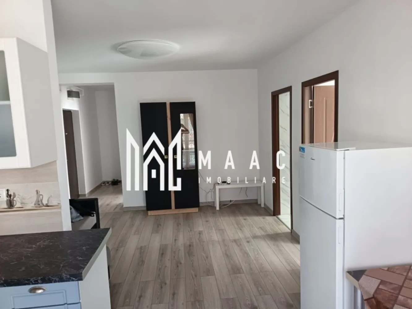 Apartament 3 camere | Etaj 1 | Parcare I Arhitecților - MAAC Imobiliare vă propune spre închiriere un apartament de 3 camere, situat în Cartierul Arhitecților. Locuința decomandată cuprinde: hol, bucătărie open-space, living cu acces pe primul balcon, 2 dormitoare cu iesire in cel de al doilea balcon, baie. Aferent-loc de parcare. Se predă mobilat și utilat. Pentru animale de companie se percepe un adaos la chiria lunara, de 50€. Se percepe garanție în cuantumul unei chirii lunare. Disponibil imediat. Pentru mai multe detalii, vă rog mentionați ID:CP2855450 }}