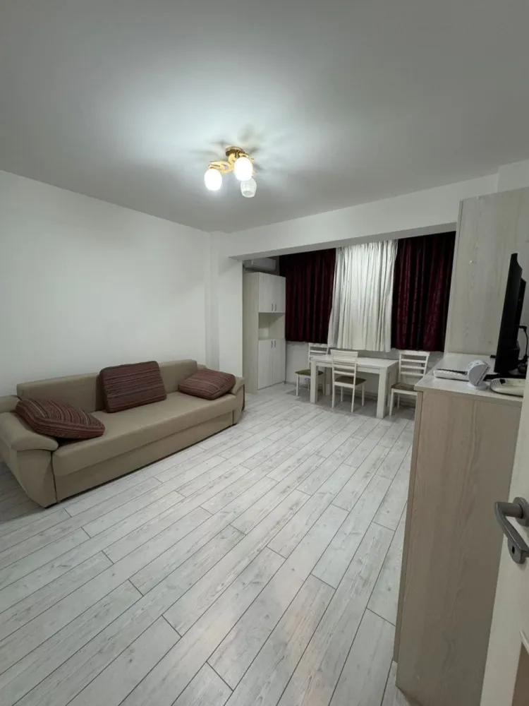 Ap 2 cam Militari Residence cu parcare inclusa - Se oferă spre închiriere apartament cu 2 camere, mobilat și utilat situat pe Strada Tineretului Nr. 58. Apartamentul are o suprafață de 55 mp, este decomandat și beneficiază de mobilier și electrocasnice de calitate . Compartimentarea este ideală pentru confort și funcționalitate. Dotări și beneficii: Loc de parcare Mobilat și utilat complet 1 aparat de aer condiționat Bucătărie complet echipată Baie + spații de depozitare Acces rapid către centre comerciale, transport public și principalele puncte de interes din zona Militari. 📍 Localizare: Strada Tineretului Nr. 58 📅 Disponibil imediat Comision 50% Pentru mai multe detalii sau programarea unei vizionări, vă stau la dispoziție.