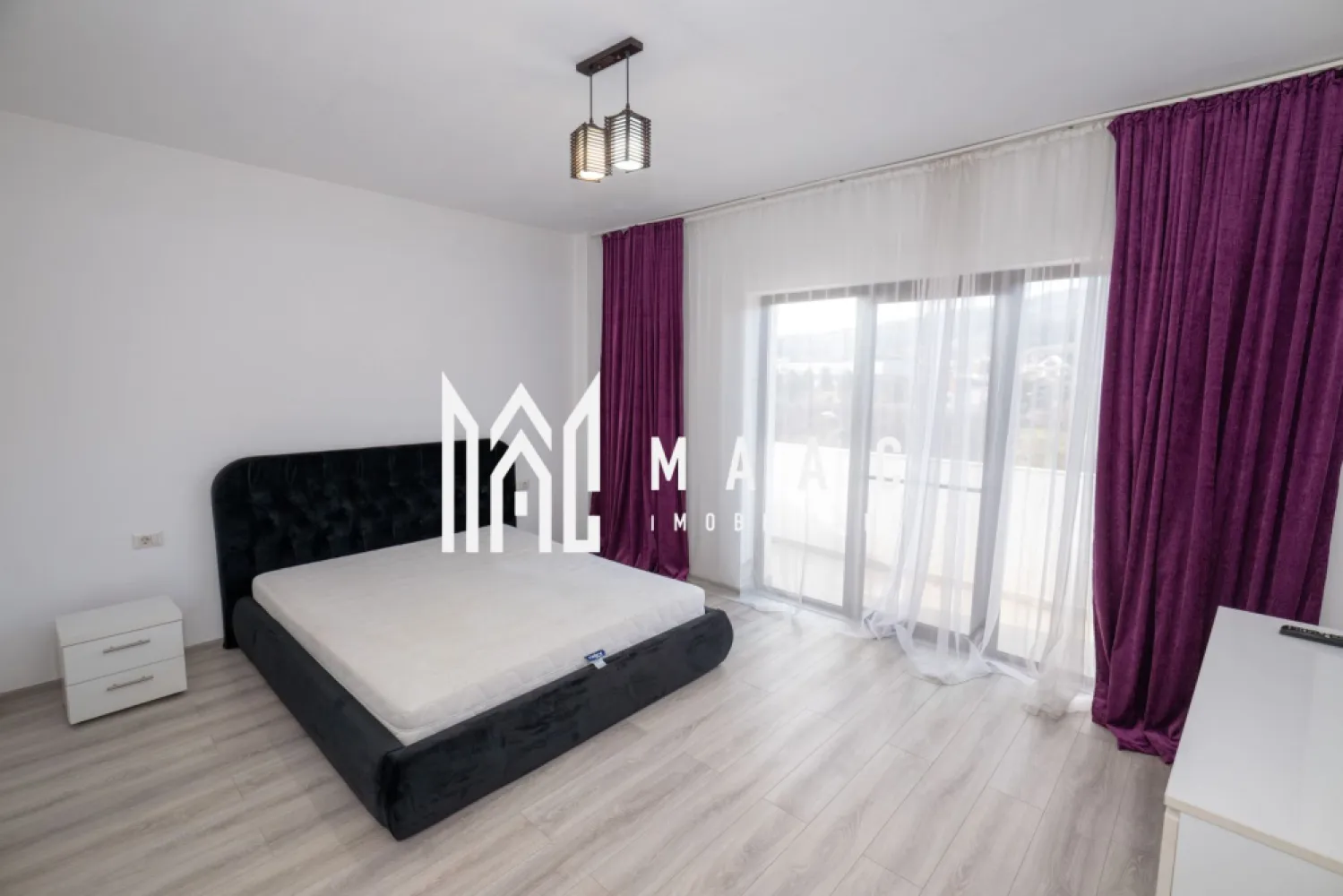 Apartament 3 camere 112MP - Maac Imobiliare va propune spre vanzare un apartament complet mobilat, cu o suprafață totală de 112 mp. Situat într-o zonă liniștită și bine conectată, acest apartament impresionează prin finisaje premium și dotări moderne, fiind ideal pentru cei care își doresc un stil de viață rafinat, contructie finalizată in anul 2020 . Apartamentul dispune de 3 dormitoare spațioase, un living generos de 32,58 mp, două băi, o bucătărie complet utilată, precum și 3 balcoane. Două dintre acestea oferă vedere directă la stradă, iar unul dintre dormitoare beneficiază de priveliște superbă către lac, perfectă pentru momente de relaxare. Suprafața utilă de 92,82 mp este excelent compartimentată: • Dormitor: 13,35 mp • Dressing: 2,74 mp • Dormitor: 16,77 mp • Bucătărie: 12,73 mp • Hol: 7,22 mp • Baie: 7,43 mp • Living: 32,58 mp • Balcoane: 7,42 mp / 5,23 mp / 6,93 mp Dotări premium incluse: • Se vinde complet mobilat și utilat, gata de mutat. • Încălzire în pardoseală pentru un confort termic superior. • Aer condiționat pentru climatizare optimă. • Electrocasnice moderne, incluse în preț. • Loc de parcare privat inclus. Acesta este apartamentul ideal pentru cei care caută un spațiu elegant, complet echipat și pregătit pentru locuire imediată, cu o priveliște superbă și dotări de top. Scrie-mi pe WhatsApp pentru detalii sau pentru programarea unei vizionări! }}