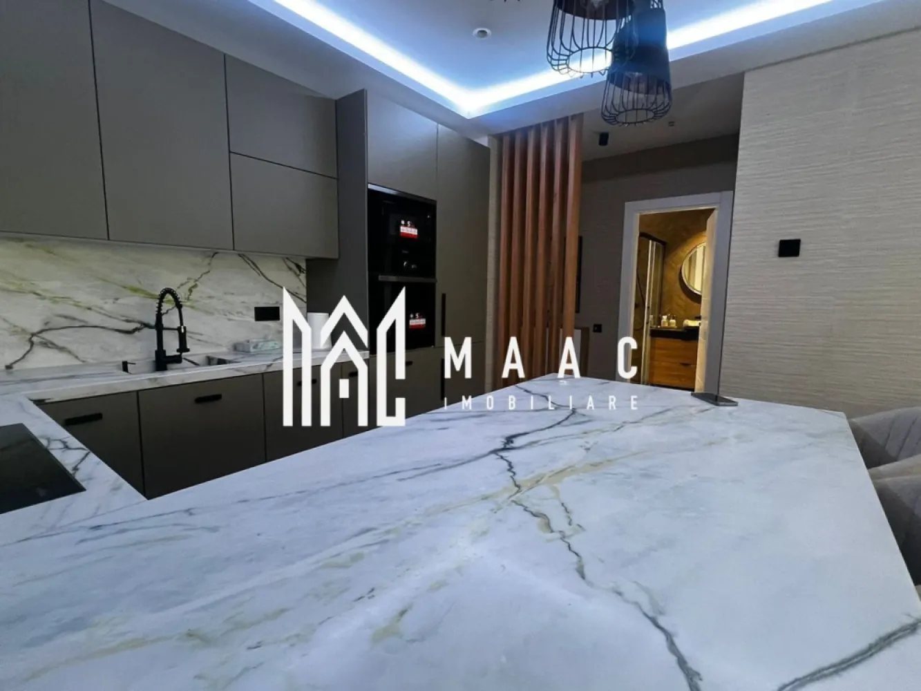 Apartament nou 40 mp I Grădină 18 mp | Mobilat și utilat | Garaj Subteran - MAAC Imobiliare vă propune spre vânzare un apartament nou, complet mobilat și utilat, situat într-un imobil modern construit în anul 2022, prevăzut cu lift și acces direct către garajul subteran.

Proprietatea este ideală pentru cei care își doresc confort, finisaje premium și o locuință pregătită pentru mutare imediată. Apartamentul se predă exact ca în fotografii, cu mobilier și electrocasnice noi.

Caracteristici:
Suprafață utilă: 40 mp
Grădină proprie: 18 mp
Locul de parcare nu e inclus
Garaj subteran cu acces direct prin lift
Situat la parter
Imobil cu regim de înălțime P+3E+Penthouse
An construcție: 2022

Dotări și finisaje:
Mobilier premium, complet nou
Electrocasnice noi, cu factură și garanție
Bucătărie modernă cu blat ceramic Porcelanosa
Încălzire în pardoseală
Centrală termică proprie
Sistem smart home
Sistem automat de irigare pentru grădină

Unul dintre principalele avantaje ale proprietății este grădina privată de 18 mp, un spațiu ideal pentru relaxare, petrecerea timpului liber sau amenajarea unei zone verzi personale.

De asemenea, accesul direct cu liftul până la garajul subteran oferă un nivel ridicat de confort și funcționalitate, un beneficiu rar întâlnit în această categorie de apartamente.

Datorită dotărilor moderne, finisajelor premium și anului recent de construcție, proprietatea reprezintă o alegere excelentă atât pentru locuire, cât și pentru investiție.

Pentru mai multe detalii sau pentru programarea unei vizionări, vă rugăm să contactați echipa MAAC Imobiliare și să menționați ID: CP2772764.