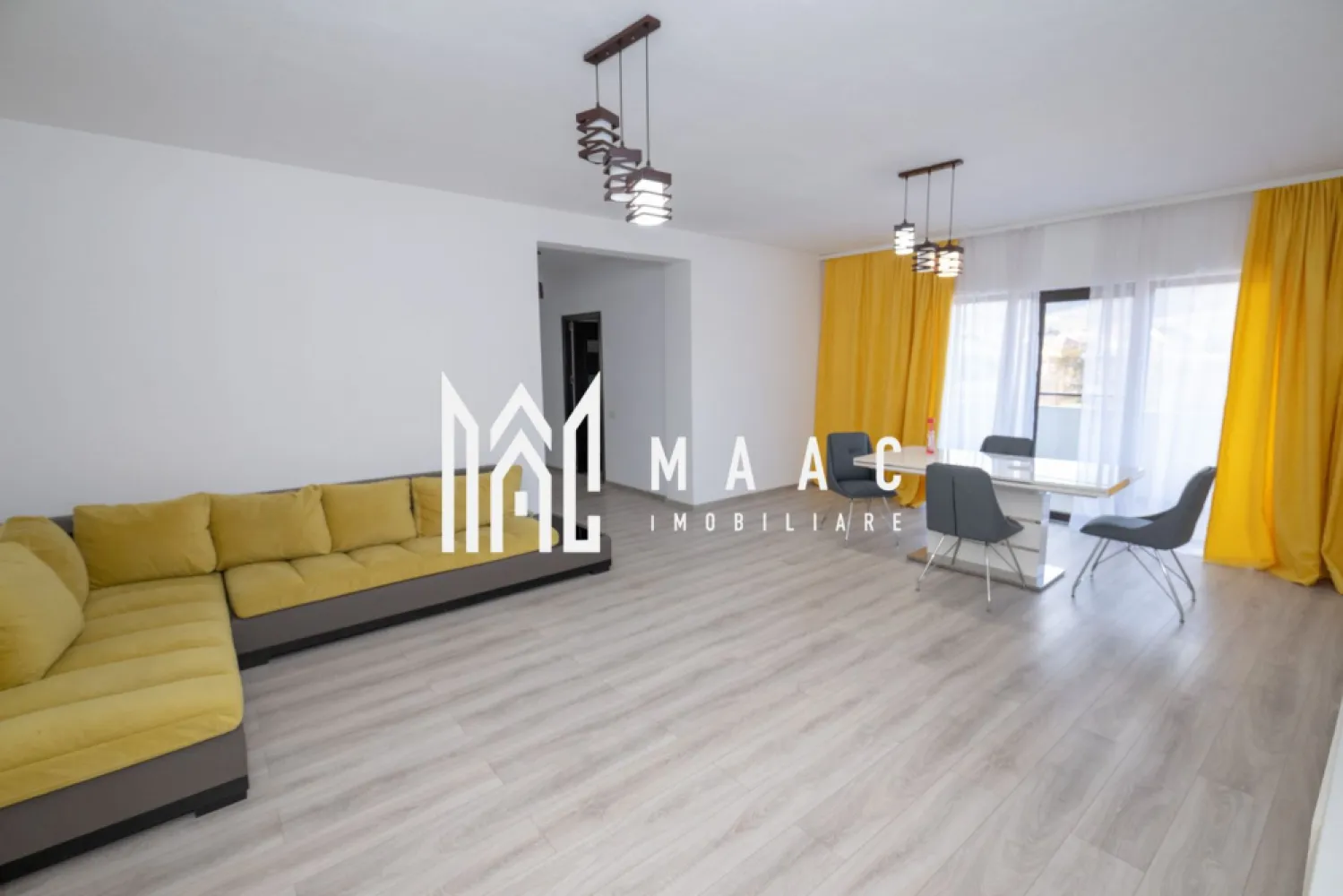 Apartament 3 camere 112MP - Maac Imobiliare va propune spre vanzare un apartament complet mobilat, cu o suprafață totală de 112 mp. Situat într-o zonă liniștită și bine conectată, acest apartament impresionează prin finisaje premium și dotări moderne, fiind ideal pentru cei care își doresc un stil de viață rafinat, contructie finalizată in anul 2020 . Apartamentul dispune de 3 dormitoare spațioase, un living generos de 32,58 mp, două băi, o bucătărie complet utilată, precum și 3 balcoane. Două dintre acestea oferă vedere directă la stradă, iar unul dintre dormitoare beneficiază de priveliște superbă către lac, perfectă pentru momente de relaxare. Suprafața utilă de 92,82 mp este excelent compartimentată: • Dormitor: 13,35 mp • Dressing: 2,74 mp • Dormitor: 16,77 mp • Bucătărie: 12,73 mp • Hol: 7,22 mp • Baie: 7,43 mp • Living: 32,58 mp • Balcoane: 7,42 mp / 5,23 mp / 6,93 mp Dotări premium incluse: • Se vinde complet mobilat și utilat, gata de mutat. • Încălzire în pardoseală pentru un confort termic superior. • Aer condiționat pentru climatizare optimă. • Electrocasnice moderne, incluse în preț. • Loc de parcare privat inclus. Acesta este apartamentul ideal pentru cei care caută un spațiu elegant, complet echipat și pregătit pentru locuire imediată, cu o priveliște superbă și dotări de top. Scrie-mi pe WhatsApp pentru detalii sau pentru programarea unei vizionări! }}