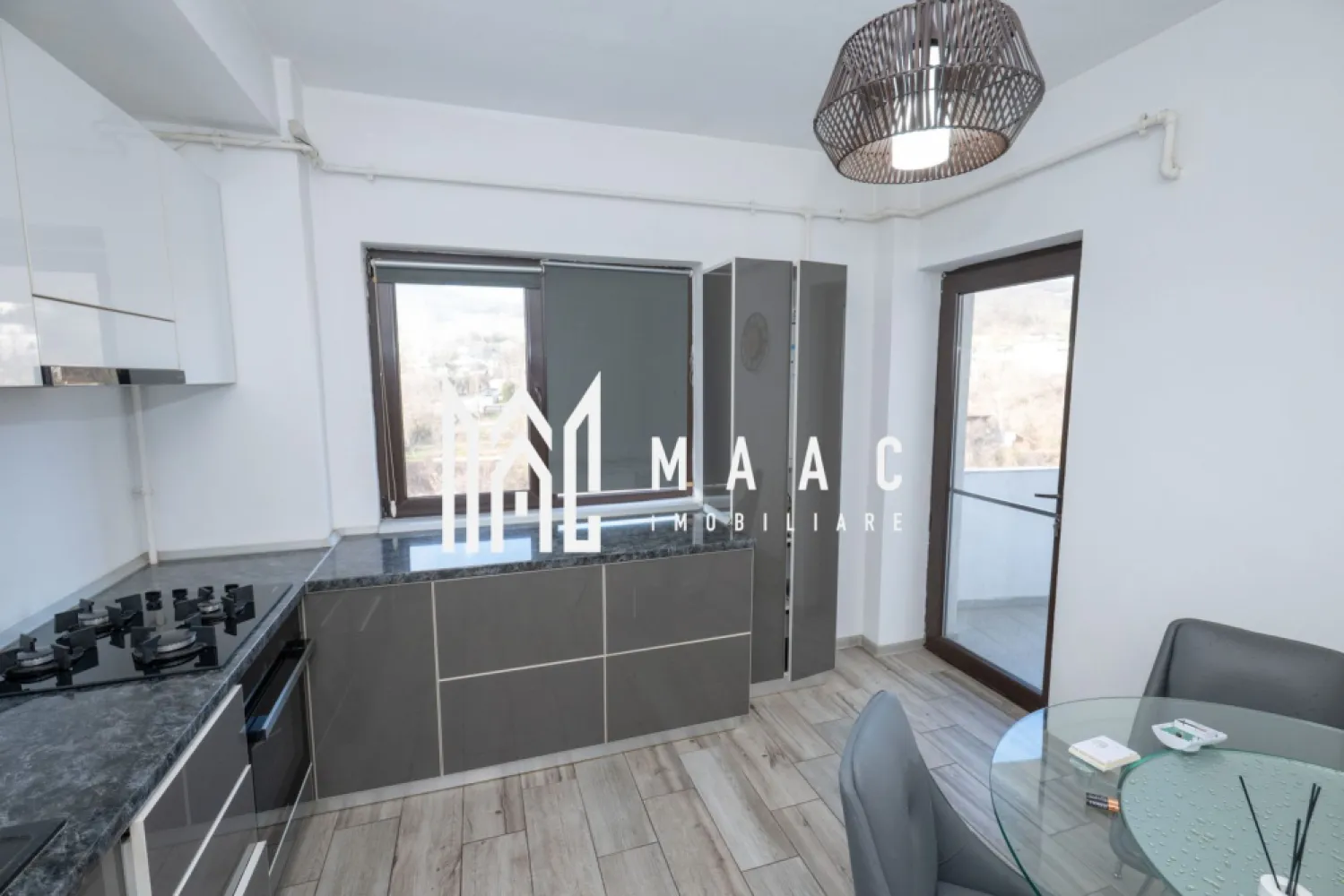 Apartament 3 camere 112MP - Maac Imobiliare va propune spre vanzare un apartament complet mobilat, cu o suprafață totală de 112 mp. Situat într-o zonă liniștită și bine conectată, acest apartament impresionează prin finisaje premium și dotări moderne, fiind ideal pentru cei care își doresc un stil de viață rafinat, contructie finalizată in anul 2020 . Apartamentul dispune de 3 dormitoare spațioase, un living generos de 32,58 mp, două băi, o bucătărie complet utilată, precum și 3 balcoane. Două dintre acestea oferă vedere directă la stradă, iar unul dintre dormitoare beneficiază de priveliște superbă către lac, perfectă pentru momente de relaxare. Suprafața utilă de 92,82 mp este excelent compartimentată: • Dormitor: 13,35 mp • Dressing: 2,74 mp • Dormitor: 16,77 mp • Bucătărie: 12,73 mp • Hol: 7,22 mp • Baie: 7,43 mp • Living: 32,58 mp • Balcoane: 7,42 mp / 5,23 mp / 6,93 mp Dotări premium incluse: • Se vinde complet mobilat și utilat, gata de mutat. • Încălzire în pardoseală pentru un confort termic superior. • Aer condiționat pentru climatizare optimă. • Electrocasnice moderne, incluse în preț. • Loc de parcare privat inclus. Acesta este apartamentul ideal pentru cei care caută un spațiu elegant, complet echipat și pregătit pentru locuire imediată, cu o priveliște superbă și dotări de top. Scrie-mi pe WhatsApp pentru detalii sau pentru programarea unei vizionări! }}