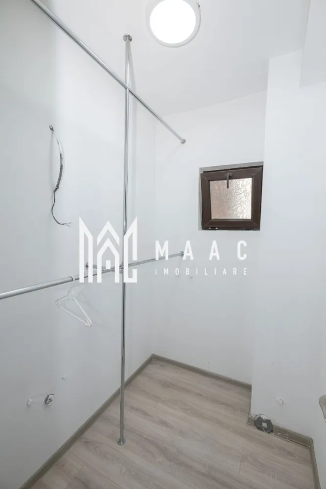 Apartament 3 camere 112MP - Maac Imobiliare va propune spre vanzare un apartament complet mobilat, cu o suprafață totală de 112 mp. Situat într-o zonă liniștită și bine conectată, acest apartament impresionează prin finisaje premium și dotări moderne, fiind ideal pentru cei care își doresc un stil de viață rafinat, contructie finalizată in anul 2020 . Apartamentul dispune de 3 dormitoare spațioase, un living generos de 32,58 mp, două băi, o bucătărie complet utilată, precum și 3 balcoane. Două dintre acestea oferă vedere directă la stradă, iar unul dintre dormitoare beneficiază de priveliște superbă către lac, perfectă pentru momente de relaxare. Suprafața utilă de 92,82 mp este excelent compartimentată: • Dormitor: 13,35 mp • Dressing: 2,74 mp • Dormitor: 16,77 mp • Bucătărie: 12,73 mp • Hol: 7,22 mp • Baie: 7,43 mp • Living: 32,58 mp • Balcoane: 7,42 mp / 5,23 mp / 6,93 mp Dotări premium incluse: • Se vinde complet mobilat și utilat, gata de mutat. • Încălzire în pardoseală pentru un confort termic superior. • Aer condiționat pentru climatizare optimă. • Electrocasnice moderne, incluse în preț. • Loc de parcare privat inclus. Acesta este apartamentul ideal pentru cei care caută un spațiu elegant, complet echipat și pregătit pentru locuire imediată, cu o priveliște superbă și dotări de top. Scrie-mi pe WhatsApp pentru detalii sau pentru programarea unei vizionări! }}