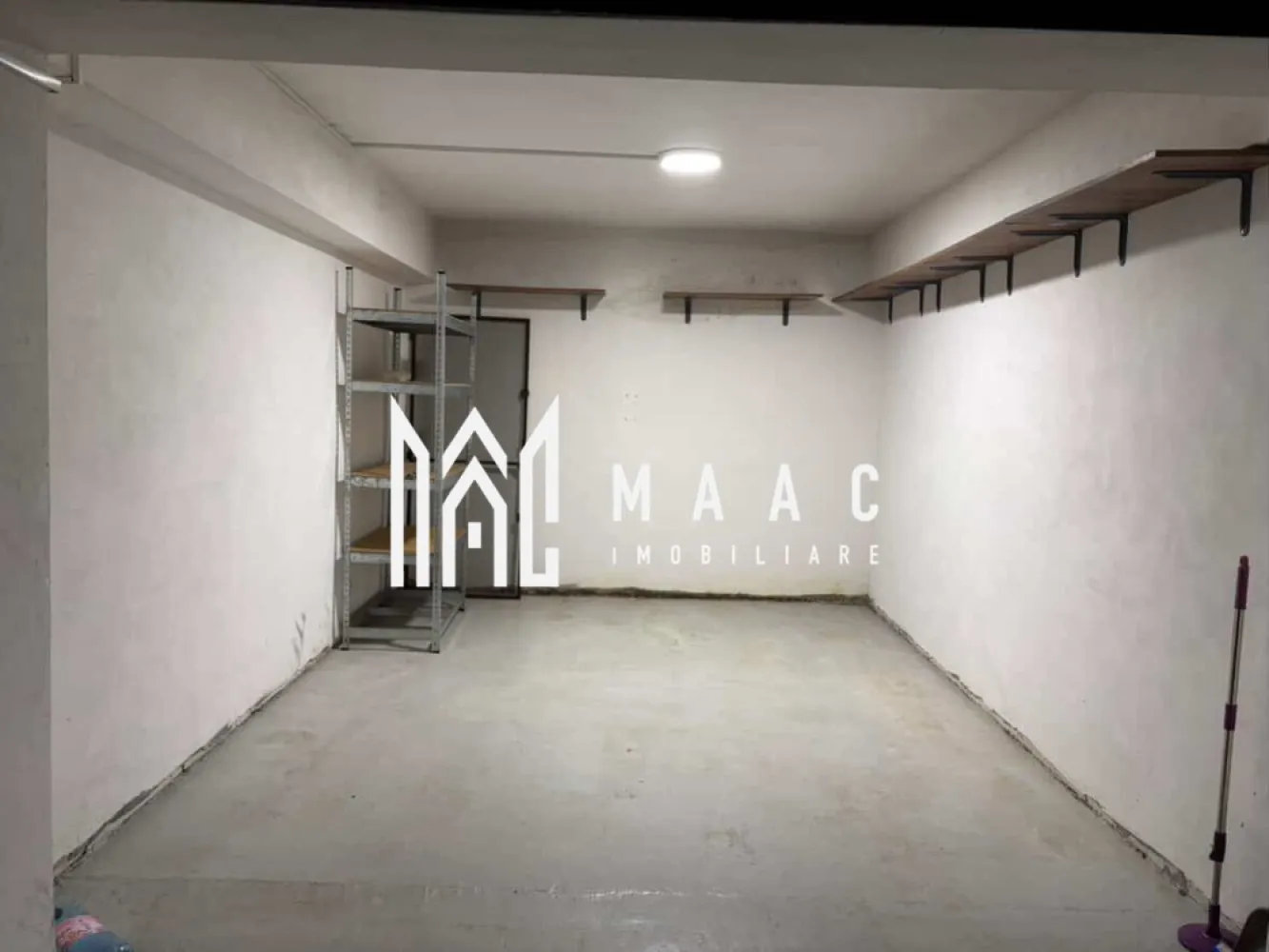 Garaj de 15,7 mp | Demisol | Acces Auto Ușor - Garaj ideal pentru depozitare sau parcare, ferit de intemperii și de razele directe ale soarelui, cu o suprafață utilă de 15,7 mp. Este situat la demisolul imobilului de pe Bulevardul Dr. Rădulescu nr. 53, bloc X3, beneficiind de acces auto facil. Spațiul este potrivit atât pentru parcarea unui autoturism, cât și pentru motociclete, remorcă sau alte utilizări de depozitare. Pentru mai multe detalii sau pentru stabilirea unei vizionări, vă invităm să contactați MAAC Imobiliare. ID: CP2893801 }}