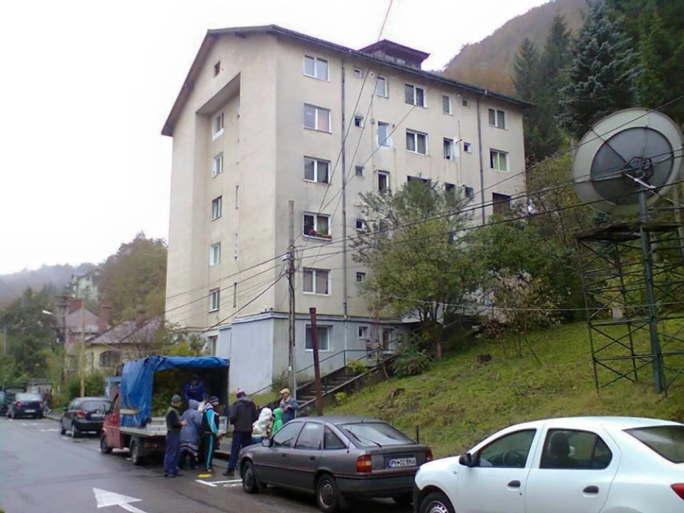 2 camere Sinaia la schimb cu garson. in zona plus diferenta bani - Schimb apartament 2 camere decomandate, (mobilat modern), cu utilitati, toate noi, centrala proprie, (zona semicentrala), in bloc de 4 etaje, la etajul 4, (costuri minime la utilitati). Acte complete. (Exista pod mansarda deasupra)..Maxima seriozitate. (pretabil ca locuinta de vacanta sau ca investitie cazare turistica).Suprafata utila = 40 m.p.. Schimb cu garsoniera in Sinaia, Busteni, Predeal plus diferenta ...).