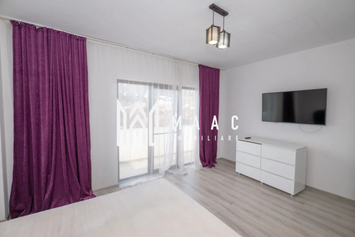 Apartament 3 camere 112MP - Maac Imobiliare va propune spre vanzare un apartament complet mobilat, cu o suprafață totală de 112 mp. Situat într-o zonă liniștită și bine conectată, acest apartament impresionează prin finisaje premium și dotări moderne, fiind ideal pentru cei care își doresc un stil de viață rafinat, contructie finalizată in anul 2020 . Apartamentul dispune de 3 dormitoare spațioase, un living generos de 32,58 mp, două băi, o bucătărie complet utilată, precum și 3 balcoane. Două dintre acestea oferă vedere directă la stradă, iar unul dintre dormitoare beneficiază de priveliște superbă către lac, perfectă pentru momente de relaxare. Suprafața utilă de 92,82 mp este excelent compartimentată: • Dormitor: 13,35 mp • Dressing: 2,74 mp • Dormitor: 16,77 mp • Bucătărie: 12,73 mp • Hol: 7,22 mp • Baie: 7,43 mp • Living: 32,58 mp • Balcoane: 7,42 mp / 5,23 mp / 6,93 mp Dotări premium incluse: • Se vinde complet mobilat și utilat, gata de mutat. • Încălzire în pardoseală pentru un confort termic superior. • Aer condiționat pentru climatizare optimă. • Electrocasnice moderne, incluse în preț. • Loc de parcare privat inclus. Acesta este apartamentul ideal pentru cei care caută un spațiu elegant, complet echipat și pregătit pentru locuire imediată, cu o priveliște superbă și dotări de top. Scrie-mi pe WhatsApp pentru detalii sau pentru programarea unei vizionări! }}