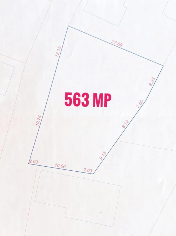 Teren intravilan com Bors, 563 mp, 32 ml front- Pret 36.000 euro neg - Teren intravilan in Bors, pe o strada linistita, asfaltata, la cateva sute de metri de soseaua Borsului. Avand o suprafata de 563 mp si un front stradal de 32 ml, ofera posibilitati multiple de constructie.. Utilitati disponibile pe proprietate: -curent, apa, canalizare, gaz Accesul este foarte facil in toate zonele importante atat comercial, agrement dar si la parcurile industriale. Pret : 36.000 euro neg Contact: Sorin Gligor Tel: 0731290032 }}