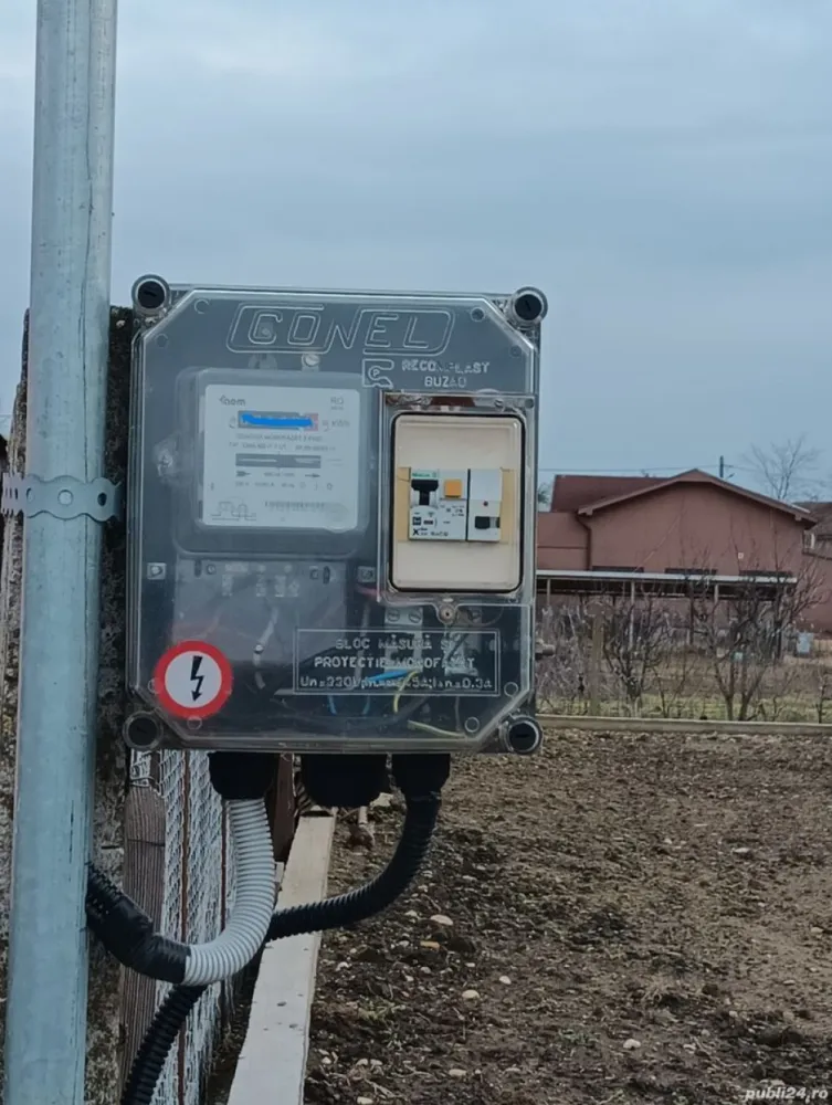 Teren intravilan com Bors, 563 mp, 32 ml front- Pret 36.000 euro neg - Teren intravilan in Bors, pe o strada linistita, asfaltata, la cateva sute de metri de soseaua Borsului. Avand o suprafata de 563 mp si un front stradal de 32 ml, ofera posibilitati multiple de constructie.. Utilitati disponibile pe proprietate: -curent, apa, canalizare, gaz Accesul este foarte facil in toate zonele importante atat comercial, agrement dar si la parcurile industriale. Pret : 36.000 euro neg Contact: Sorin Gligor Tel: 0731290032 }}