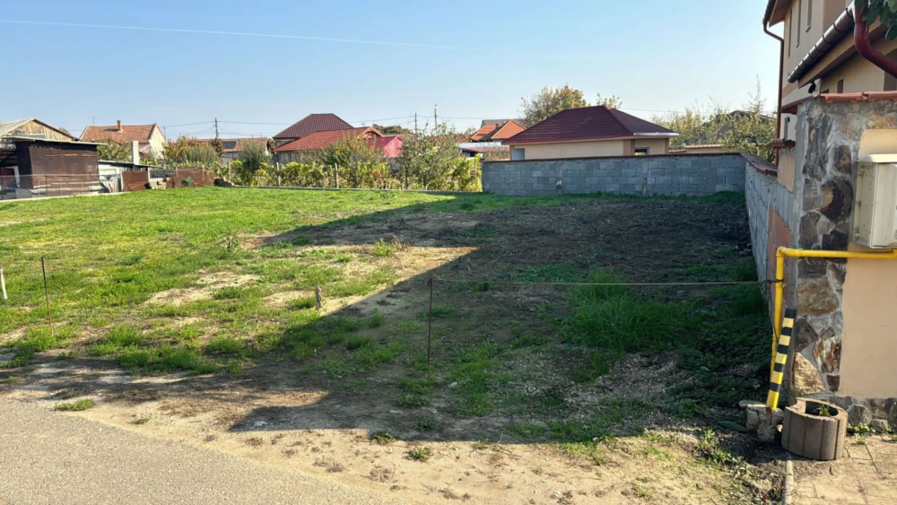 Teren intravilan com Bors, 563 mp, 32 ml front- Pret 36.000 euro neg - Teren intravilan in Bors, pe o strada linistita, asfaltata, la cateva sute de metri de soseaua Borsului. Avand o suprafata de 563 mp si un front stradal de 32 ml, ofera posibilitati multiple de constructie.. Utilitati disponibile pe proprietate: -curent, apa, canalizare, gaz Accesul este foarte facil in toate zonele importante atat comercial, agrement dar si la parcurile industriale. Pret : 36.000 euro neg Contact: Sorin Gligor Tel: 0731290032 }}