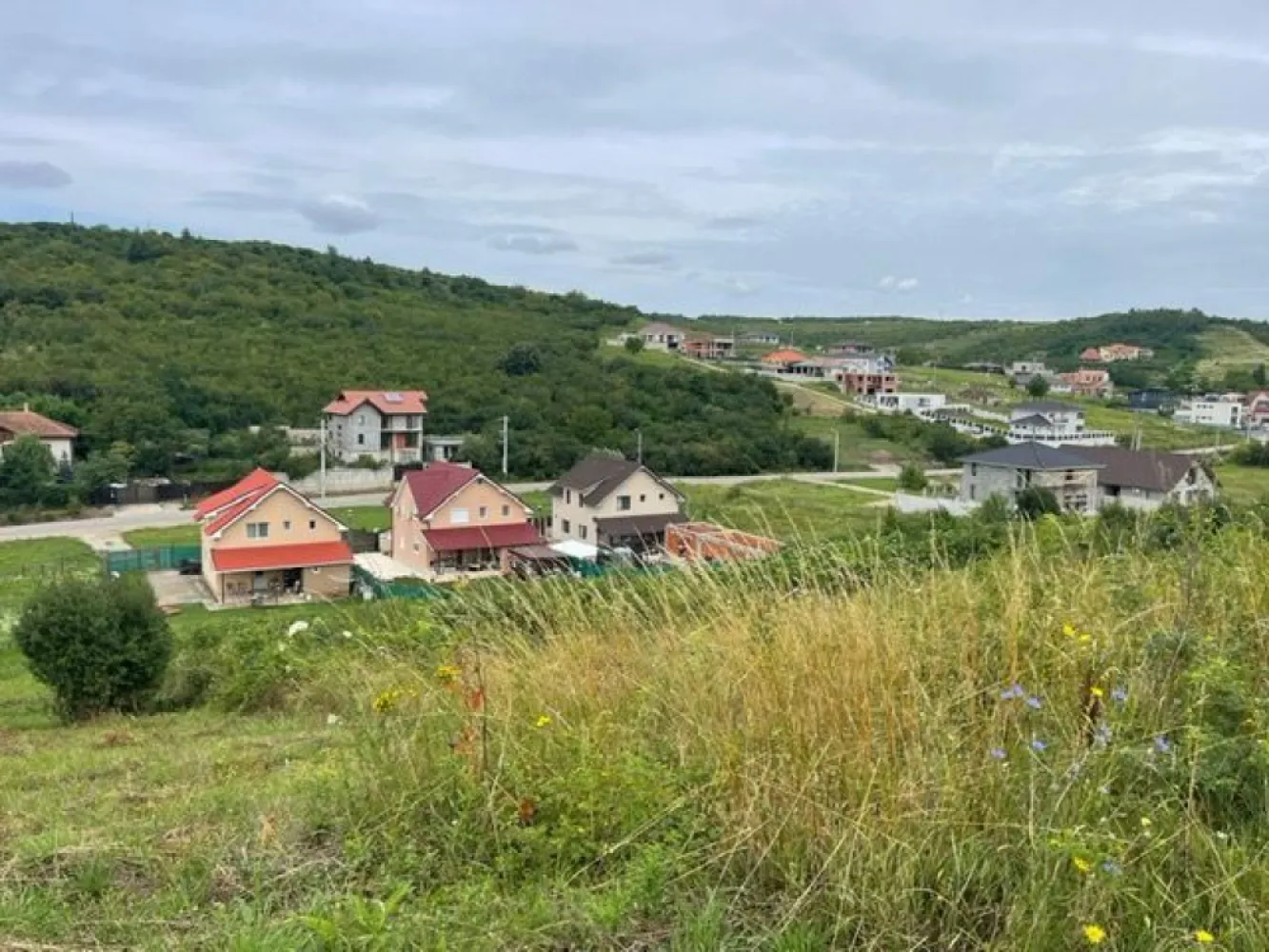 Teren intravilan zona Gh Doja, panorama lac , sup 1050 mp, front 25 ml - Teren intravilan cu o suprafata de 1050 mp si un front stradal de 25 ml va ofera oportunitatea unei constructii rezidentiale într-o zona verde si linistita a orasului. Sursa de energie electrica este la limita proprietatii. Certificatul de urbanism aproba o constructie S(D)+P+1E(M). Dealtfel, vaputem pune la dispozitie si un proiect de casa moderna. Terenul beneficiaza de o pozitionare excelenta si un view spectaculos. În plus, accesul cu masina este facil fiind pozitionat la aproximativ 2 km fata de intersectia de la magazinul Crisul, sporind si mai mult confortul de a locui în aceasta zona retrasa, intima, dar totusi atât de conectata cu orasul. Acest teren este potrivit pt o locuinta rezidentiala, investitie sau dezvoltare imobiliara pt cei interesati Pret : 68.000 euro neg Contact: Sorin Gligor Tel: 0731290032 }}