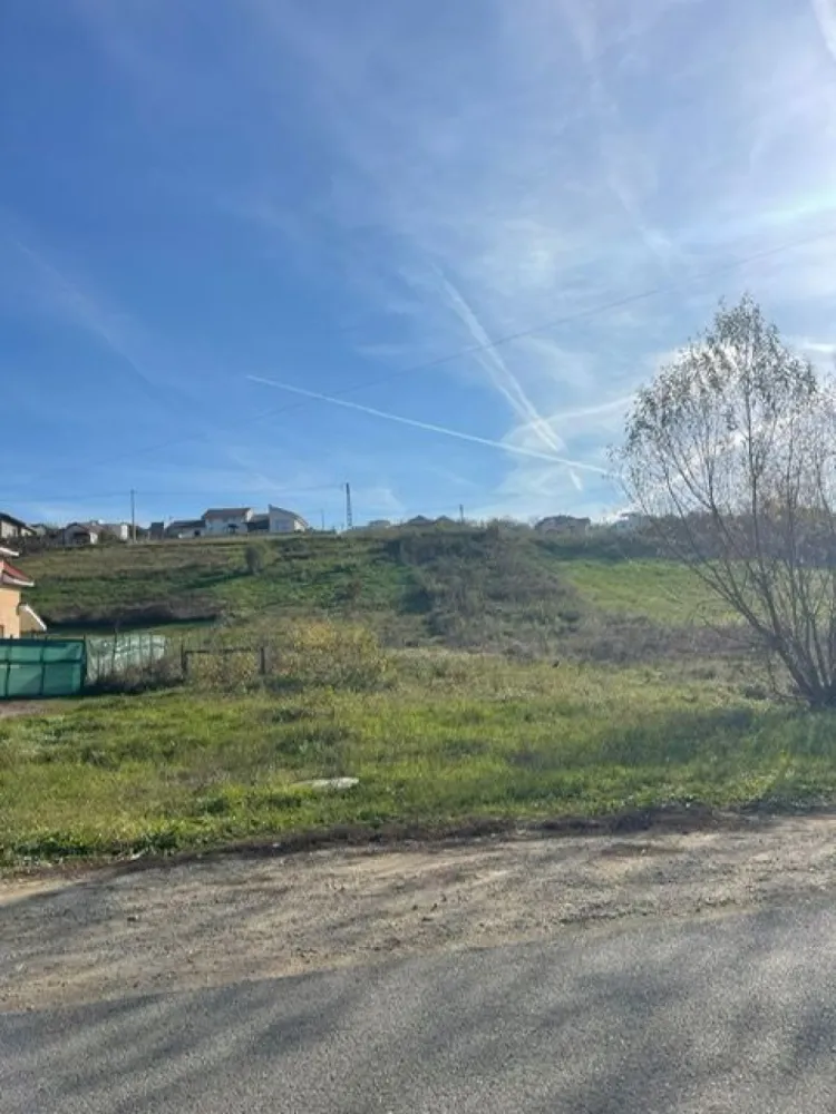 Teren intravilan zona Gh Doja, panorama lac , sup 1050 mp, front 25 ml - Teren intravilan cu o suprafata de 1050 mp si un front stradal de 25 ml va ofera oportunitatea unei constructii rezidentiale într-o zona verde si linistita a orasului. Sursa de energie electrica este la limita proprietatii. Certificatul de urbanism aproba o constructie S(D)+P+1E(M). Dealtfel, vaputem pune la dispozitie si un proiect de casa moderna. Terenul beneficiaza de o pozitionare excelenta si un view spectaculos. În plus, accesul cu masina este facil fiind pozitionat la aproximativ 2 km fata de intersectia de la magazinul Crisul, sporind si mai mult confortul de a locui în aceasta zona retrasa, intima, dar totusi atât de conectata cu orasul. Acest teren este potrivit pt o locuinta rezidentiala, investitie sau dezvoltare imobiliara pt cei interesati Pret : 68.000 euro neg Contact: Sorin Gligor Tel: 0731290032 }}