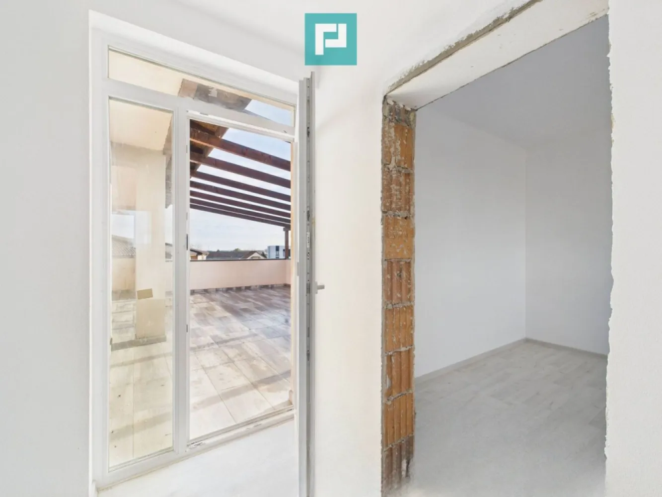 Penthouse cu terasă generoasă, în inima Chișodei