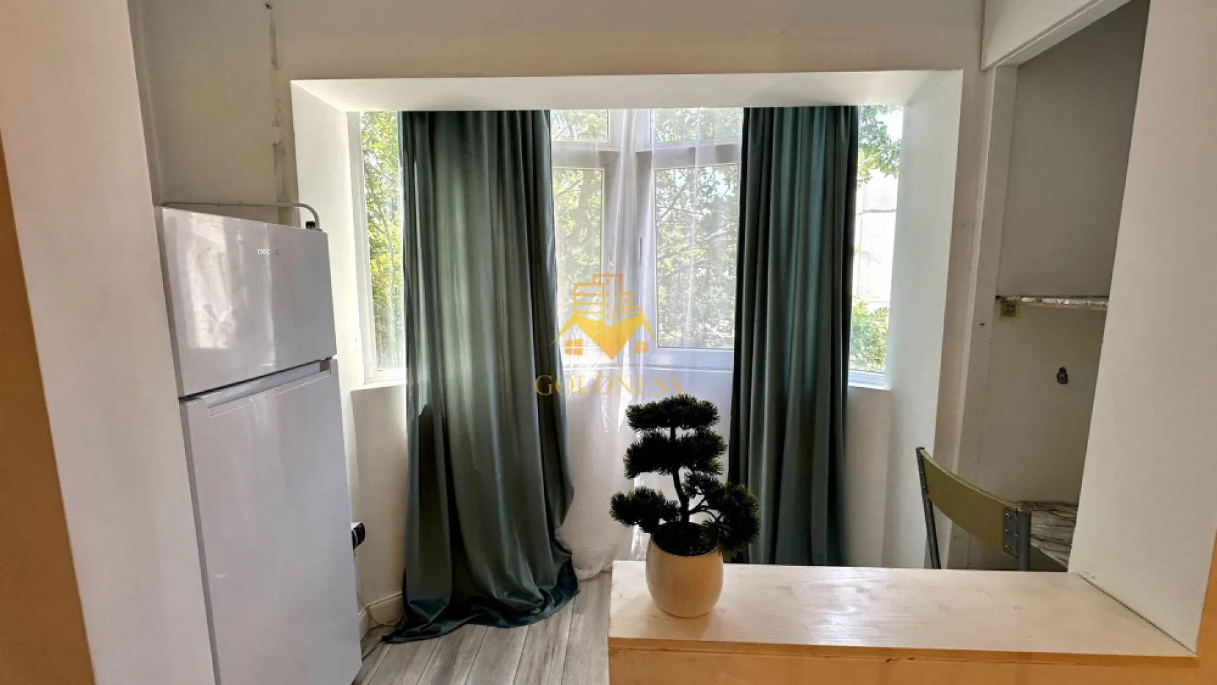 1 camera, Zorilor, UMF, USAMV, UTCN, Observatorului, Premium - GOLDNESS Imobiliare vă propune spre închiriere un apartament cu 1 camere complet mobilat și utilat, la etajul 1 într-un imobil de 4 etaje, în Cartierul Zorilor.
Se află în apropierea stațiilor de transport în comun, magazine, restaurante, spații verzi, farmacii, etc. 

Apartamentul este compartimentat astfel:
 - camera cu pat matrimonial, dressing, noptiere
 - bucătărie complet utilată și mobilată, loc de servit masa 
 - baie cu cabina de dus, calorifer port prosop și dulap pentru depozitare.
 - balcon 3mp

Imobilul este dotat cu toate cele necesare- centrala pe bloc, frigider, aragaz, hotă, mașină de spălat haine, etc. 

Dacă sunteți interesați de acest apartament și doriți să îl vizionați, dar și pentru alte oferte nu ezitați să ne contactați telefonic sau prin e-mail. Vă stăm la dispoziție!
Pentru intermediere se percepe un comision de 50% din prețul chiriei!