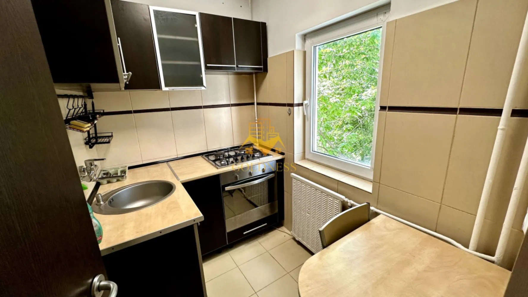 1 camera, Zorilor, UMF, USAMV, UTCN, Observatorului, Premium - GOLDNESS Imobiliare vă propune spre închiriere un apartament cu 1 camere complet mobilat și utilat, la etajul 1 într-un imobil de 4 etaje, în Cartierul Zorilor.
Se află în apropierea stațiilor de transport în comun, magazine, restaurante, spații verzi, farmacii, etc. 

Apartamentul este compartimentat astfel:
 - camera cu pat matrimonial, dressing, noptiere
 - bucătărie complet utilată și mobilată, loc de servit masa 
 - baie cu cabina de dus, calorifer port prosop și dulap pentru depozitare.
 - balcon 3mp

Imobilul este dotat cu toate cele necesare- centrala pe bloc, frigider, aragaz, hotă, mașină de spălat haine, etc. 

Dacă sunteți interesați de acest apartament și doriți să îl vizionați, dar și pentru alte oferte nu ezitați să ne contactați telefonic sau prin e-mail. Vă stăm la dispoziție!
Pentru intermediere se percepe un comision de 50% din prețul chiriei!