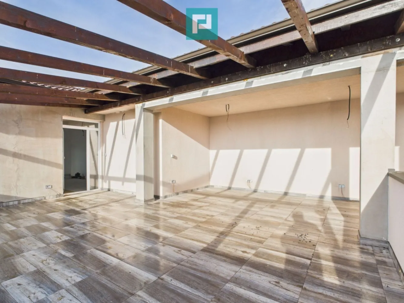 Penthouse cu terasă generoasă, în inima Chișodei