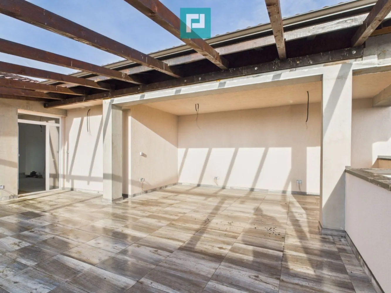 Penthouse cu terasă generoasă, în inima Chișodei