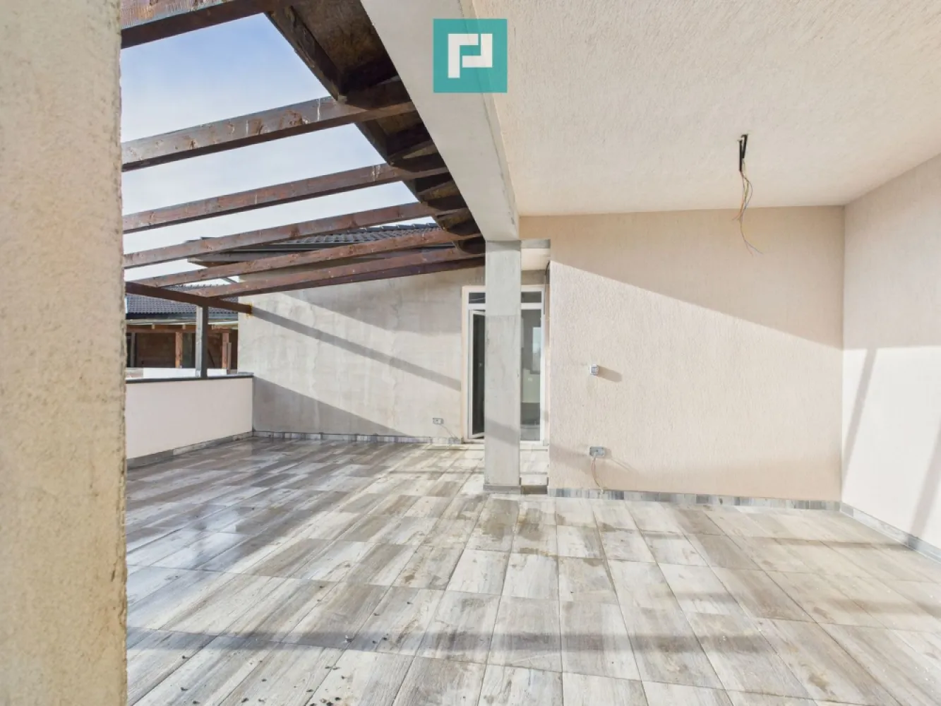 Penthouse cu terasă generoasă, în inima Chișodei