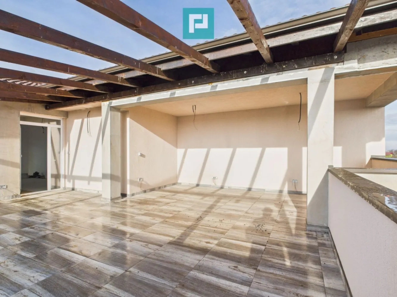 Penthouse cu terasă generoasă, în inima Chișodei