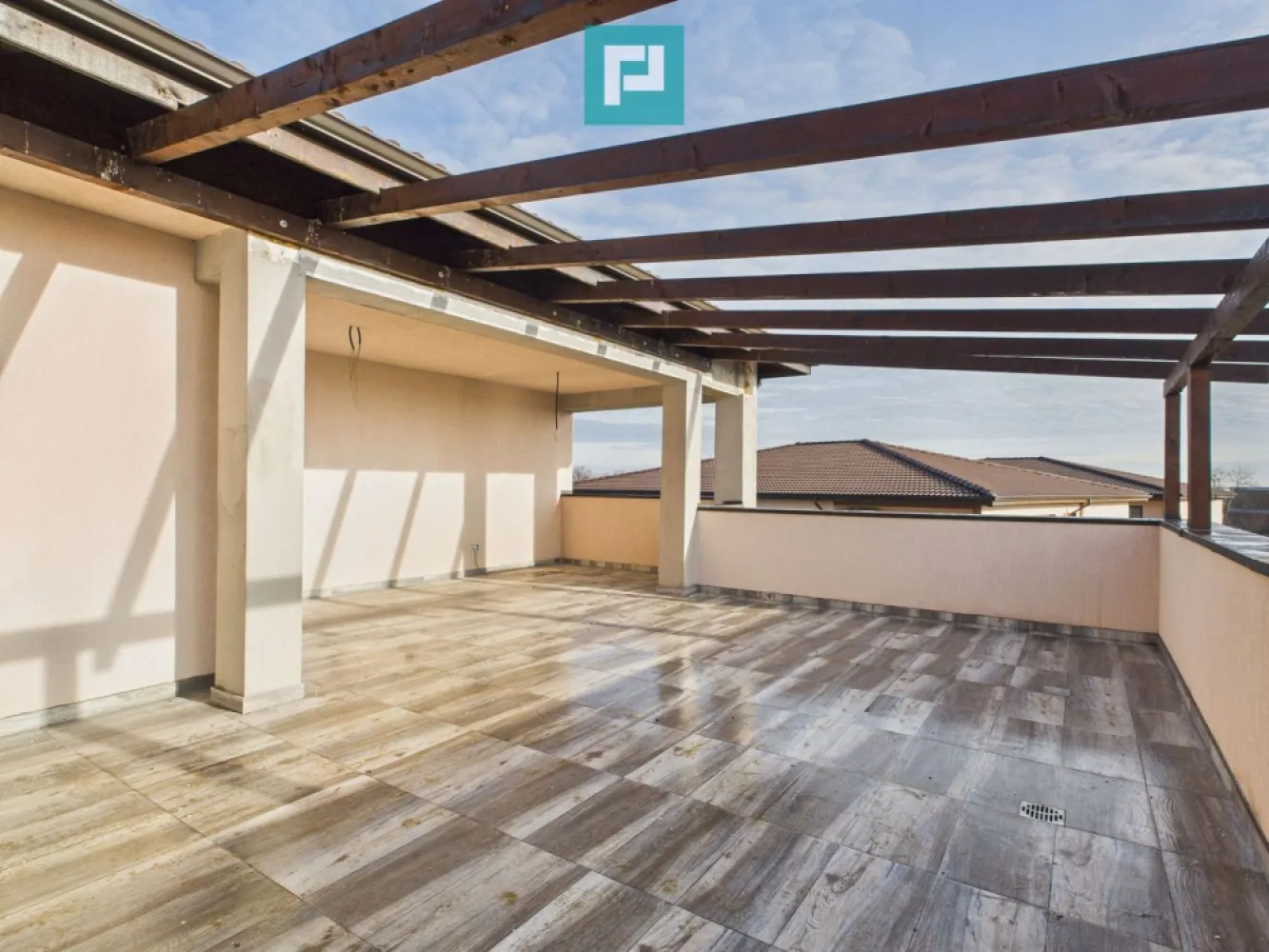 Penthouse cu terasă generoasă, în inima Chișodei