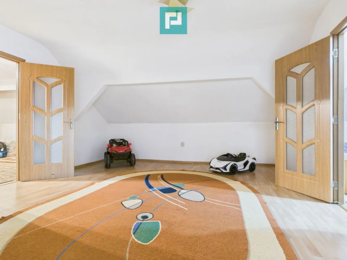 Două case, curte mare, lângă Castelul Corvinilor