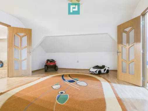 Două case, curte mare, lângă Castelul Corvinilor