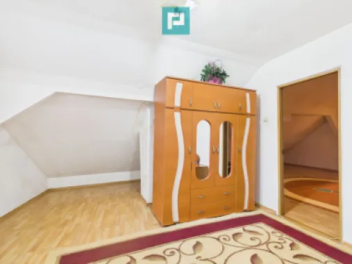 Două case, curte mare, lângă Castelul Corvinilor