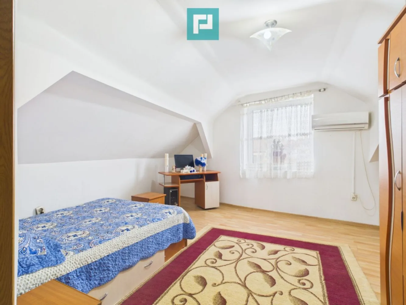 Două case, curte mare, lângă Castelul Corvinilor