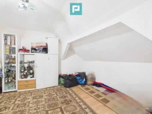 Două case, curte mare, lângă Castelul Corvinilor