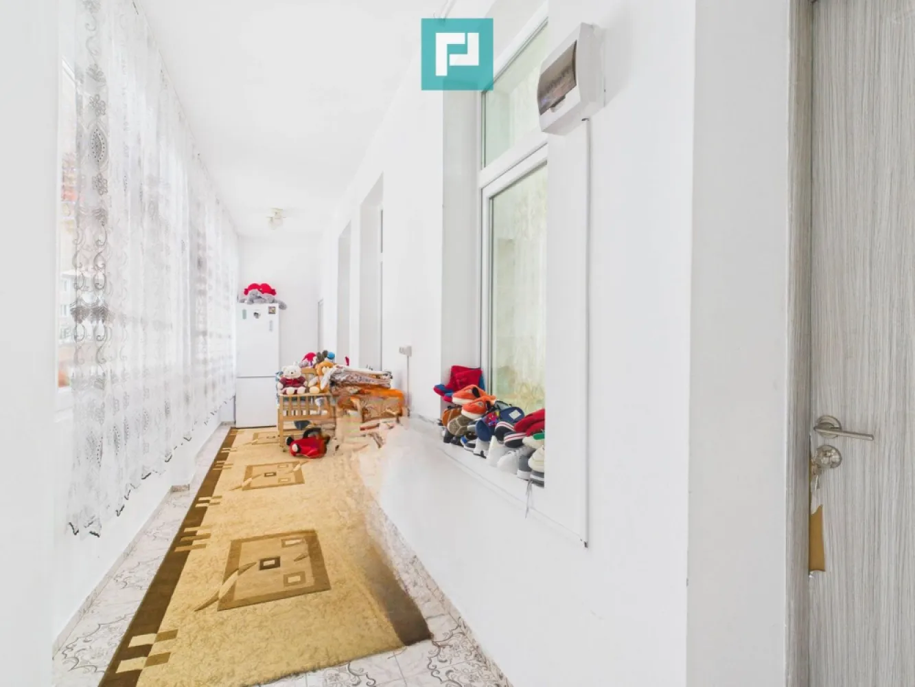 Două case, curte mare, lângă Castelul Corvinilor