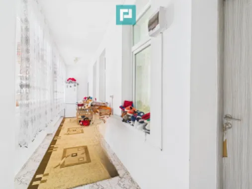 Două case, curte mare, lângă Castelul Corvinilor