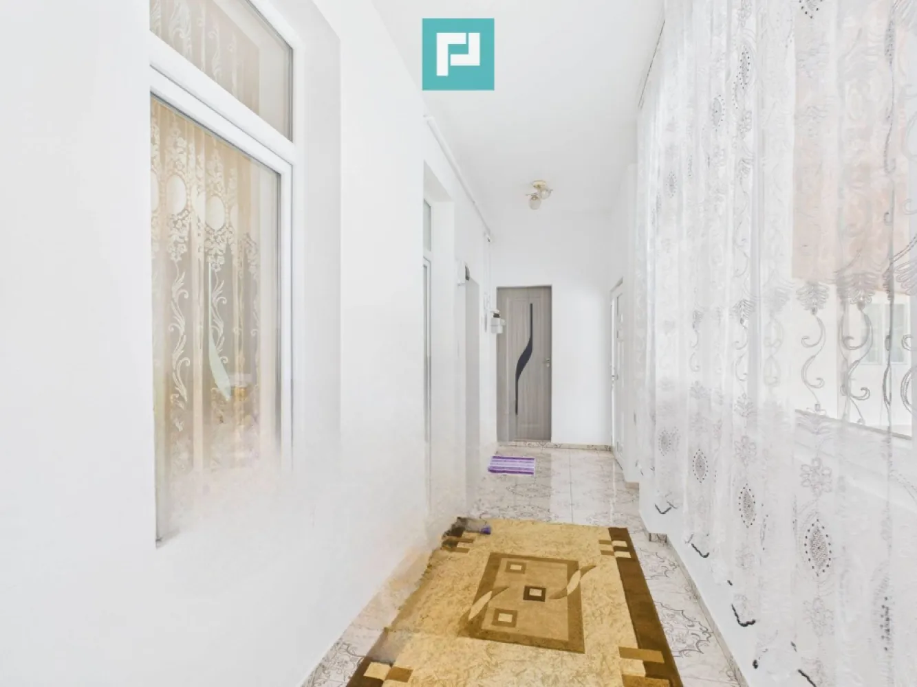 Două case, curte mare, lângă Castelul Corvinilor