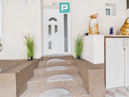 Două case, curte mare, lângă Castelul Corvinilor