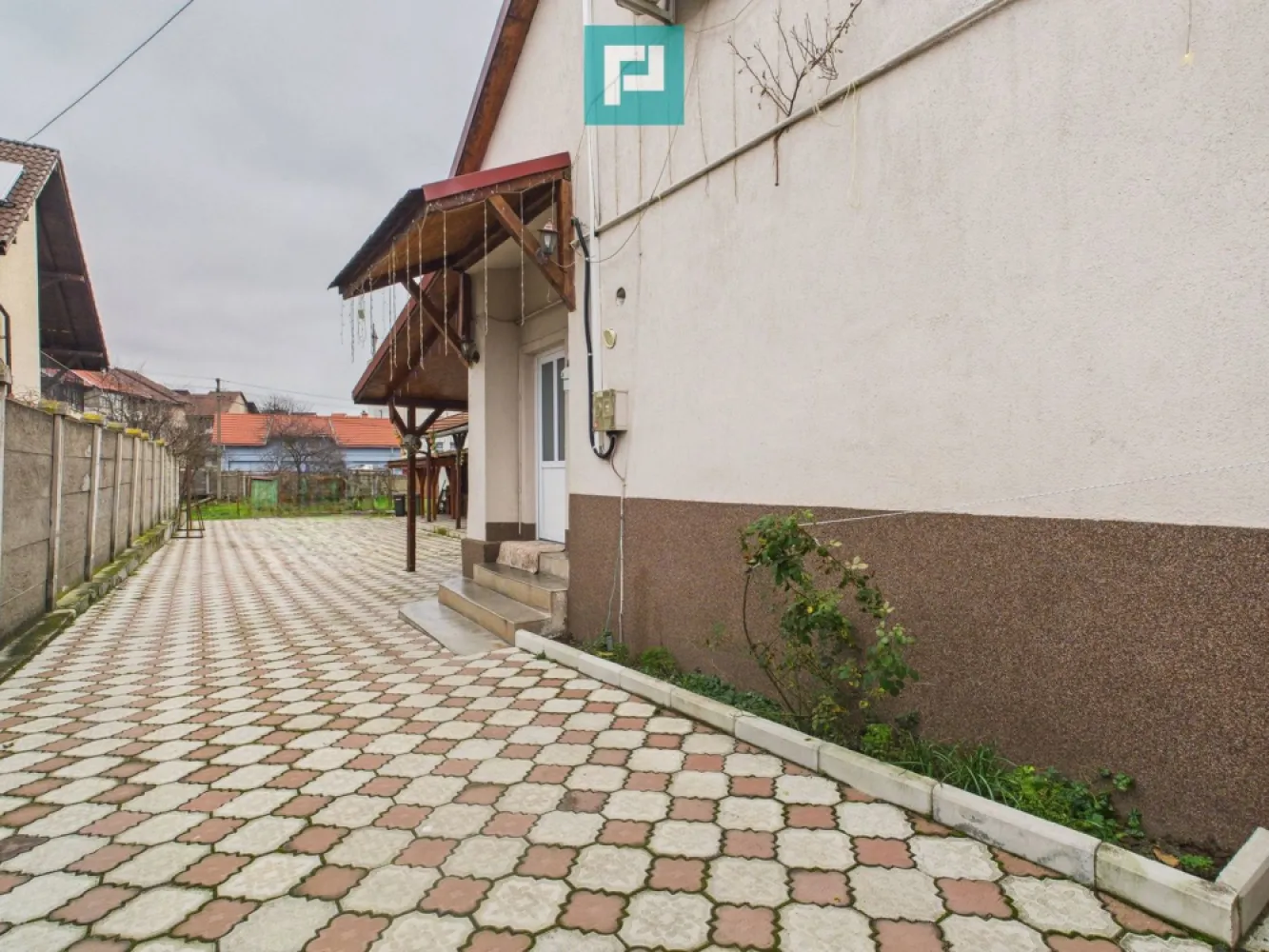 Două case, curte mare, lângă Castelul Corvinilor