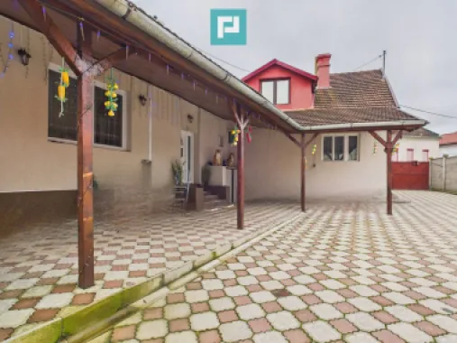 Două case, curte mare, lângă Castelul Corvinilor