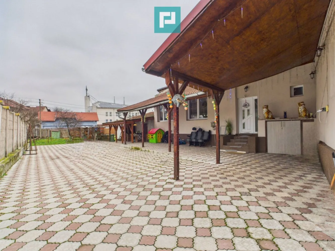 Două case, curte mare, lângă Castelul Corvinilor