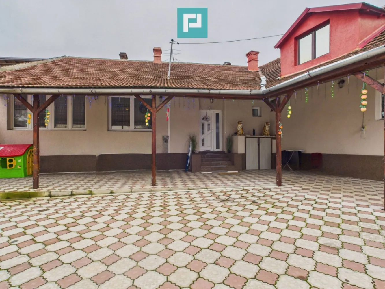 Două case, curte mare, lângă Castelul Corvinilor