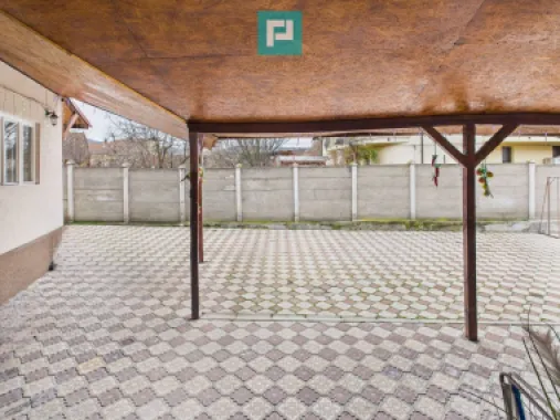 Două case, curte mare, lângă Castelul Corvinilor