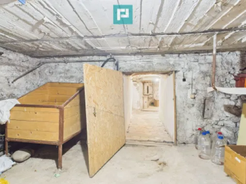 Două case, curte mare, lângă Castelul Corvinilor