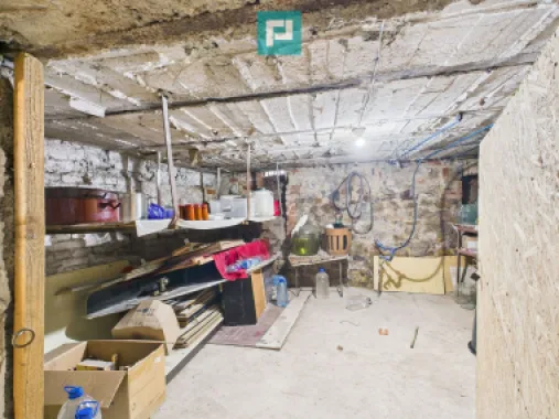 Două case, curte mare, lângă Castelul Corvinilor