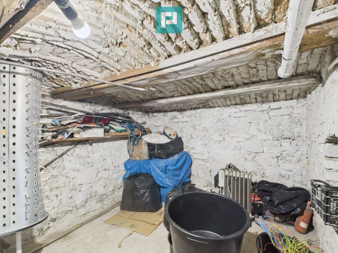 Două case, curte mare, lângă Castelul Corvinilor