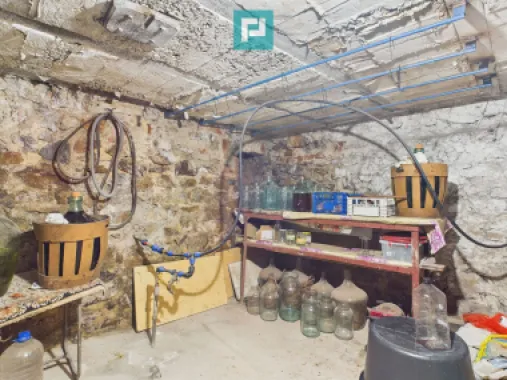 Două case, curte mare, lângă Castelul Corvinilor