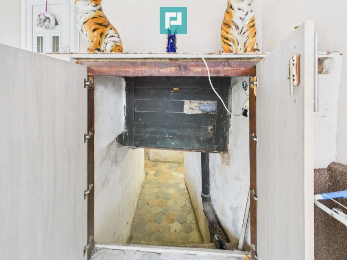 Două case, curte mare, lângă Castelul Corvinilor