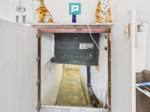 Două case, curte mare, lângă Castelul Corvinilor