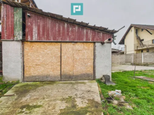 Două case, curte mare, lângă Castelul Corvinilor