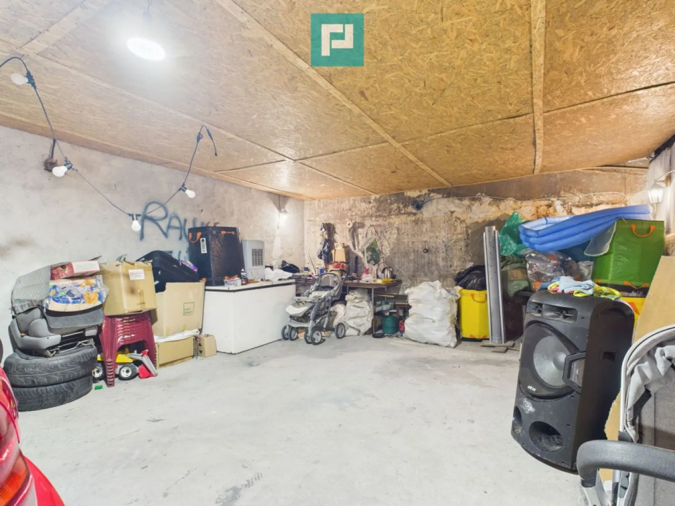 Două case, curte mare, lângă Castelul Corvinilor