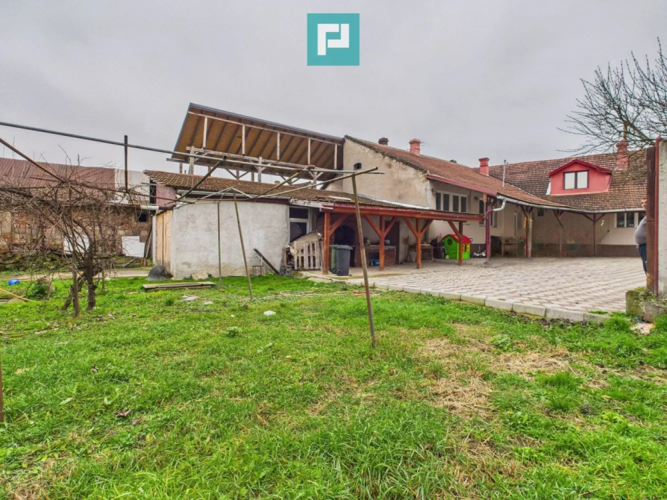 Două case, curte mare, lângă Castelul Corvinilor