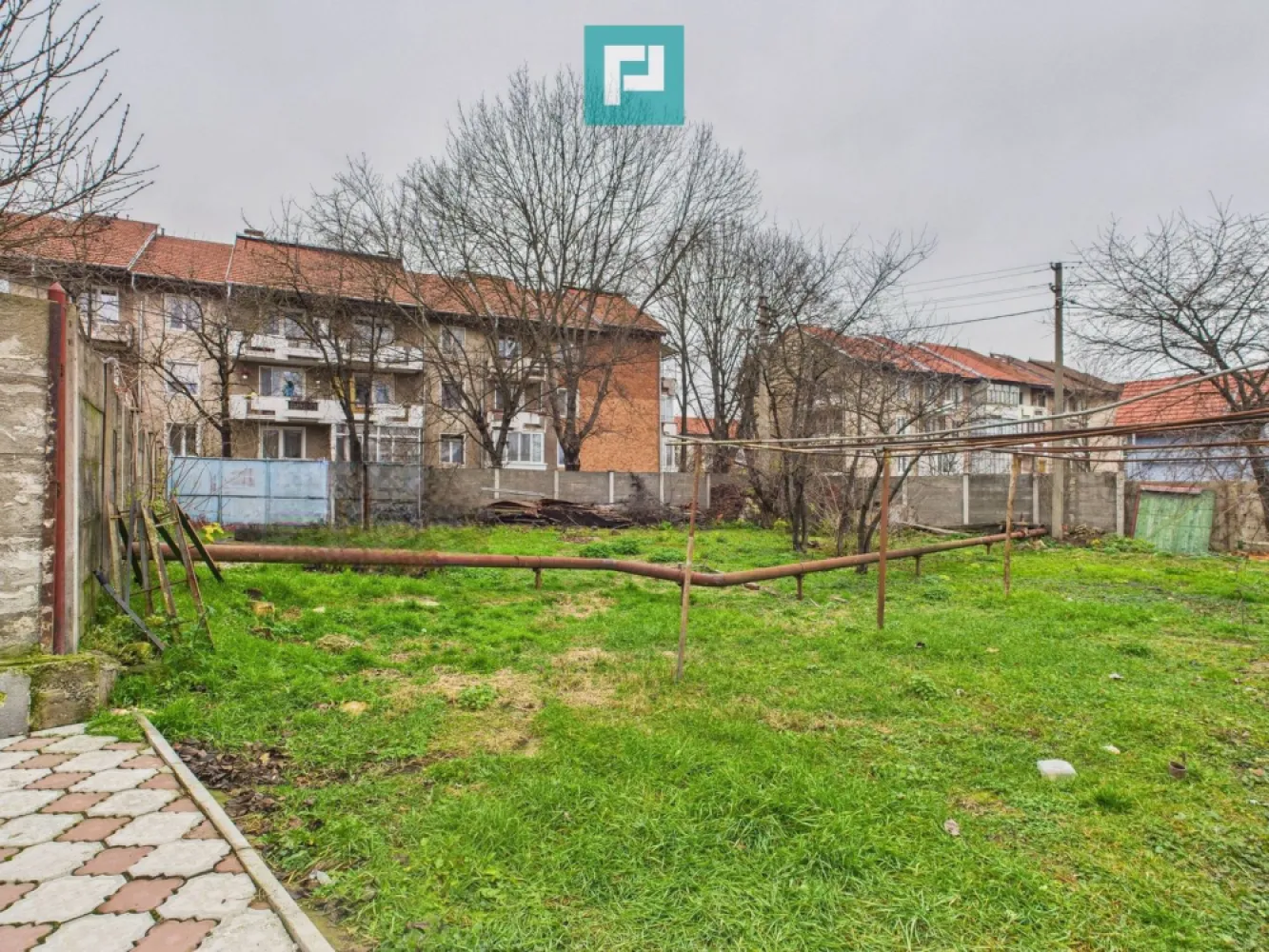 Două case, curte mare, lângă Castelul Corvinilor