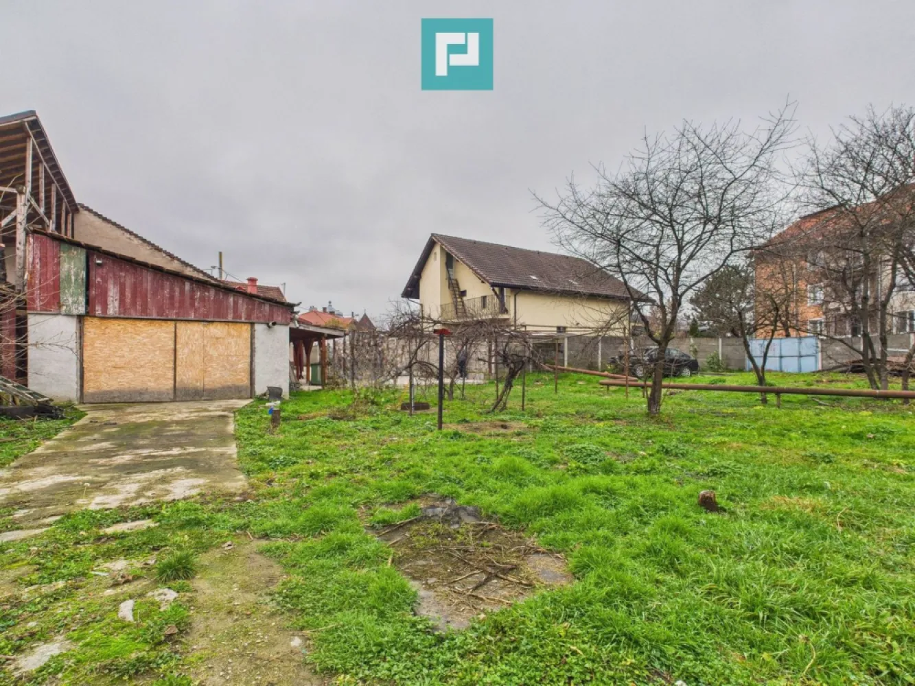 Două case, curte mare, lângă Castelul Corvinilor