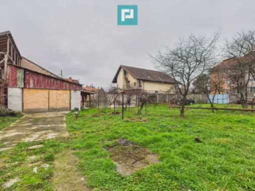 Două case, curte mare, lângă Castelul Corvinilor